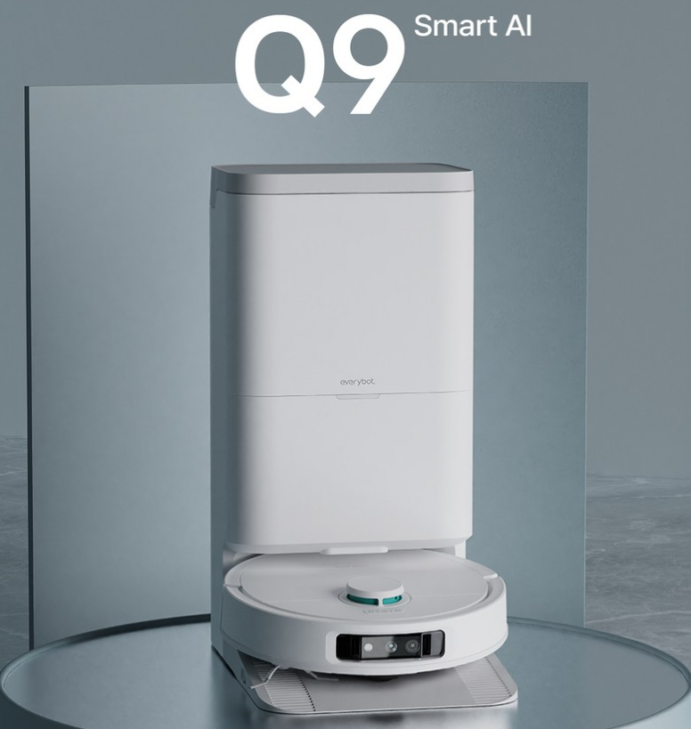에브리봇 Q9 Smart AI 로봇청소기와 올인원 스테이션이 회색 배경 위에 함께 배치된 제품 이미지